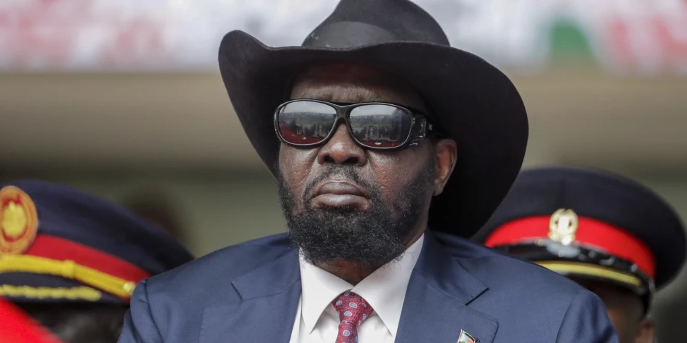 Publika redz, kā himnas laikā apslapinās Dienvidsudānas prezidents? Arestēt žurnālistus!