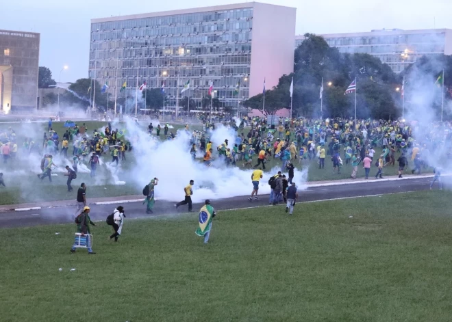 Brazīlijas policija nojaukusi protestētāju nometni un aizturējusi 1200 cilvēkus