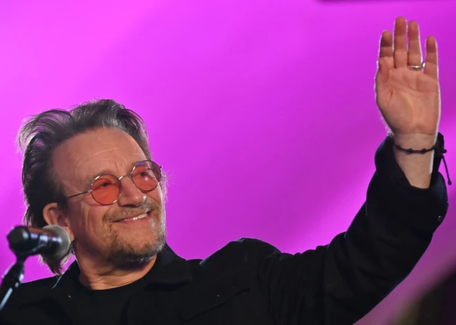 Mūziķis Bono no grupas "U2" uzstājas Kreščatikas metro stacijā Kijivā, Ukrainā, 2022. gada 8. maijā. 