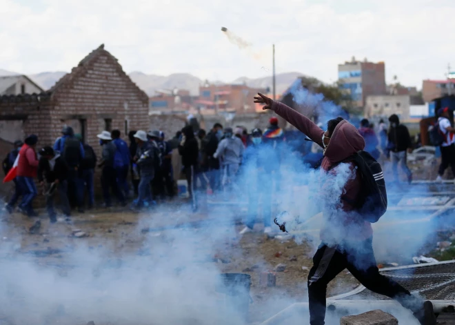 Peru demonstrantu un drošības spēku sadursmēs vēl 12 bojāgājušie