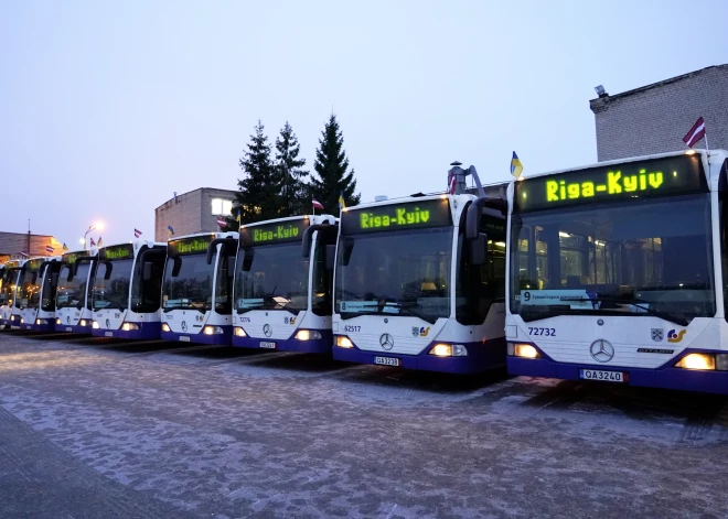 SIA "Rīgas satiksme" dāvinātie autobusi Kijivas pilsētai, kas piepildīti ar Latvijas iedzīvotāju ziedojumiem - precēm bērniem, higiēnas precēm, ilgi uzglabājamu pārtiku, dzeramo ūdeni, kā arī mājdzīvnieku barību.