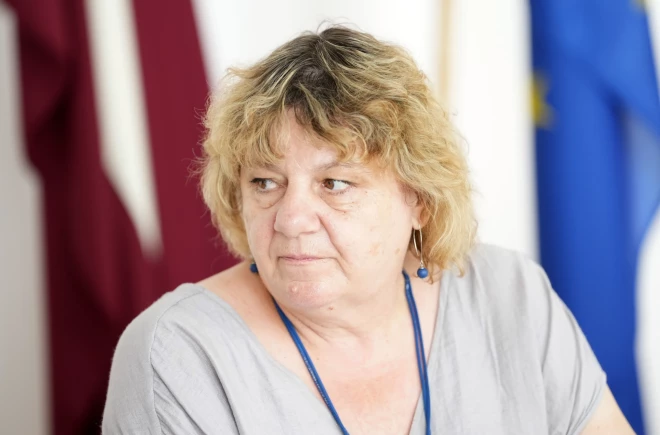 Cilvēku ar īpašām vajadzībām sadarbības organizācijas “Sustento” politikas koordinatore Iveta Neimane: “Ja runājam par atsevišķu cilvēku ar invaliditāti, tad attieksme vairāk ir atbalstoša, bet ja dalām naudu, tad nu šie cilvēki ir “nekādi””.