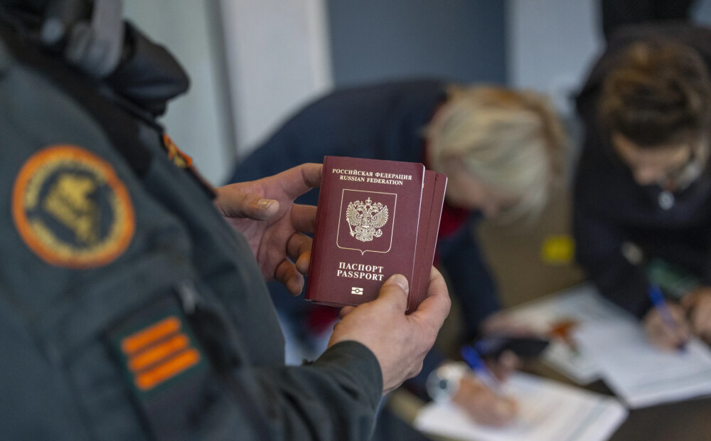 Krievija okupētajā Mariupolē izvērš masveida piespiedu Krievijas pasu piešķiršanu