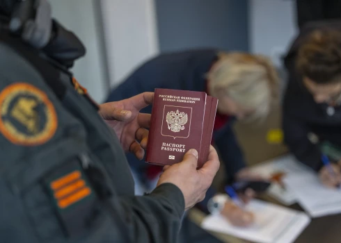 Krievija okupētajā Mariupolē izvērš masveida piespiedu Krievijas pasu piešķiršanu