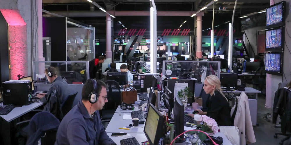 Redakcija strādā plašsaziņas līdzekļu TV Rain jeb "Doždj" birojā Maskavā, 2021. gada 2. septembrī. 