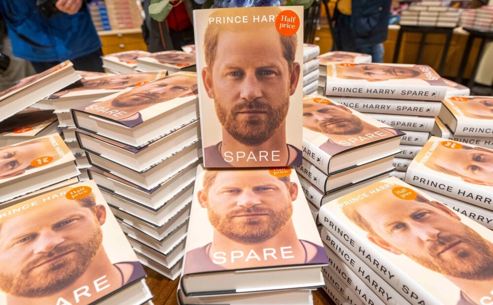 FOTO: grāmatnīcas Lielbritānijā sasūtījušas kaudzēm prinča Harija memuāru. Vai maz izdosies pārdot?