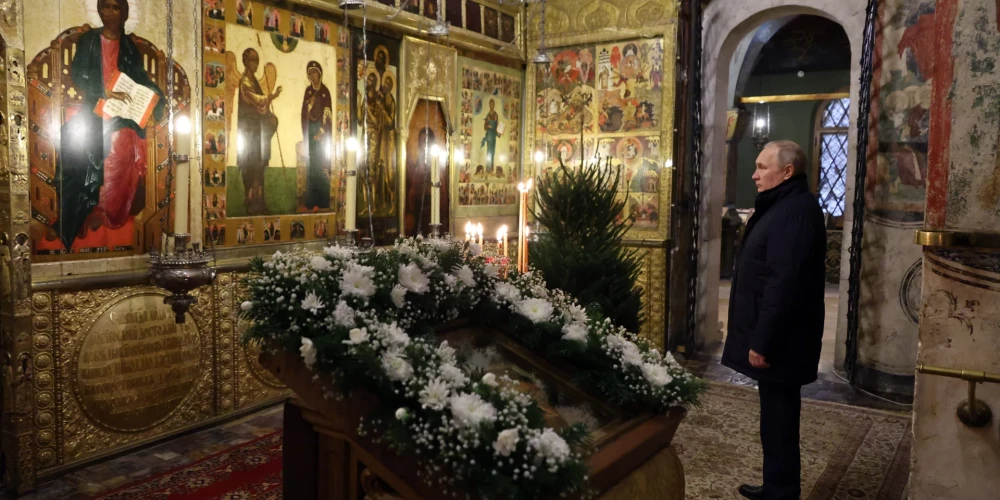 Krievijas diktators Vladimirs Putins pareizticīgo Ziemassvētkos baznīcā Kremlī.