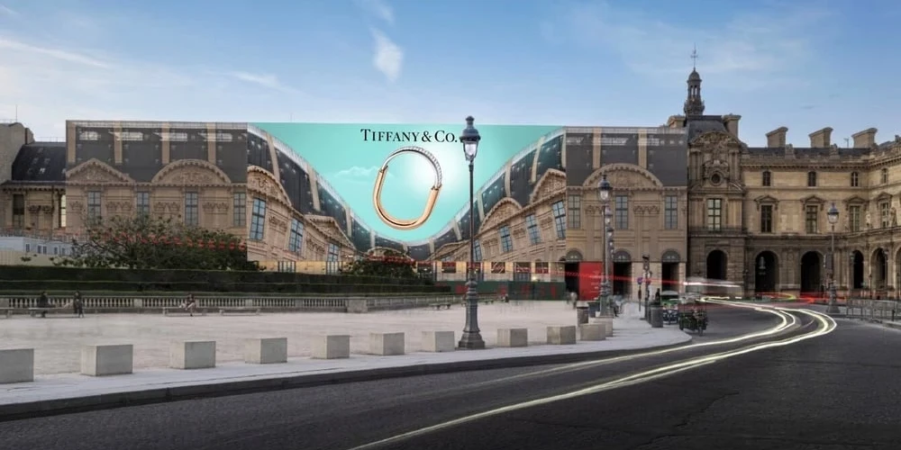 Реклама Tiffany прогнула фасад парижского Лувра