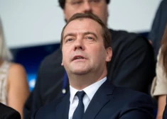 Medvedevs prasa ātrāk ražot tankus un draud sodīt kaitniekus