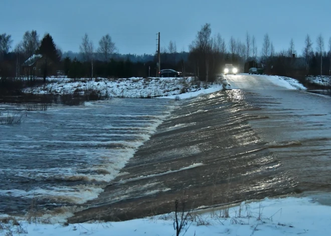 Tikmēr Sakas salā, sakustoties ledus sastrēgumam, naktī applūdušas Gravānu daudzdzīvokļu mājas, vasarnīcu rajons un autobusu parka teritorija, ziņo Jēkabpils pašvaldība. Sakas salas iedzīvotāji evakuējuši lopus. Salas pagastā glābēji ar laivu un glābšanas dēli no divām mājām kopumā evakuēja trīs cilvēkus, bet no trešās mājas cilvēks evakuēties atteicās.