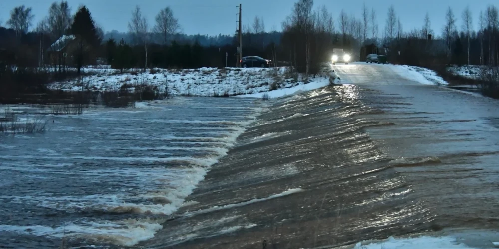 Из-за ледяного затора уровень воды на участке Даугавы от Екабпилса до Плявиняс продолжает колебаться. (Фото: Jēkabpils novada pašvaldība/Facebook)