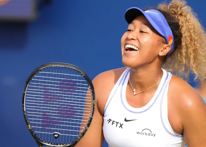 Naomi Osaka ar bildi no ārsta kabineta paziņo, ka ir mazuļa gaidībās