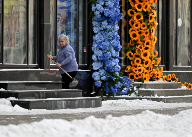 ФОТО: в центре Киева поместили марку-фотозону с горящим московским Кремлем