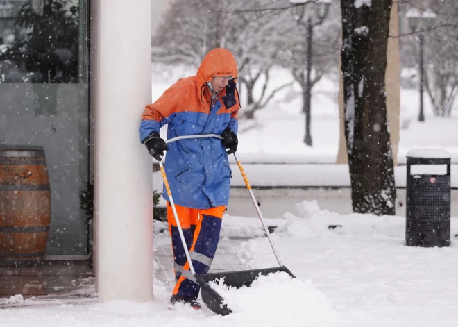 Obligāti neobligātā sniega šķūrēšana: Latvijas pašvaldībās kardināli atšķirīgi noteikumi