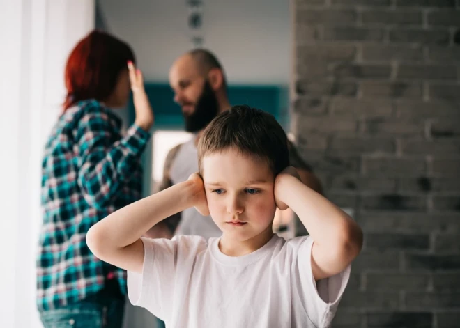 Kā jūtas bērns, ja viņa vecāki kašķējas, kliedz? Psihoterapeite: "Daudzi pāri neprot strīdēties"