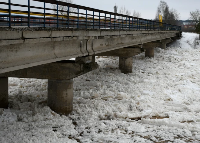 Daugavā pie Jēkabpils ūdens līmenis krities, bet hidrologi pieļauj tālāku kāpumu. FOTO