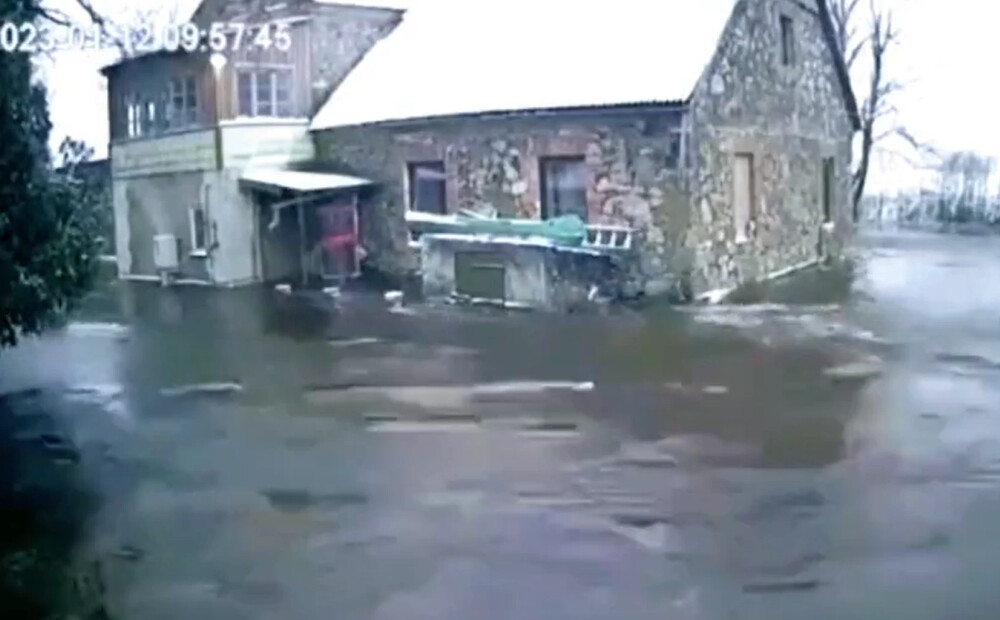 Satraucošs video no Jēkabpils: pārplūdusī upe strauji laužas caur māju pagalmiem