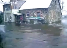 Satraucošs video no Jēkabpils: pārplūdusī upe strauji laužas cauri māju pagalmiem