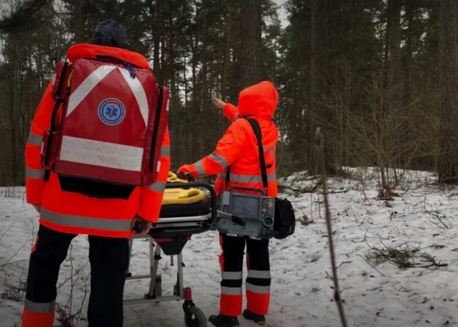 Divu puišu pašaizliedzīgā rīcība aizkustina NMPD mediķus un palīdz izglābt vīrieti no nelaimes