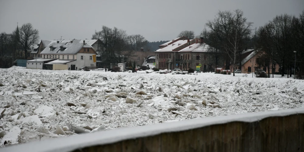 No rīta ūdens Jēkabpilī uzkāpa gandrīz līdz sarkanajam līmenim, bet tad pusdienlaikā līmenis nokritis par aptuveni pusmetru.