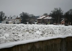 No rīta ūdens Jēkabpilī uzkāpa gandrīz līdz sarkanajam līmenim, bet tad pusdienlaikā līmenis nokritis par aptuveni pusmetru.