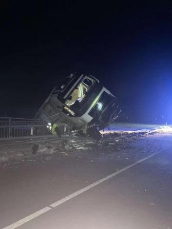 Balvu novadā avarējis kravas auto.