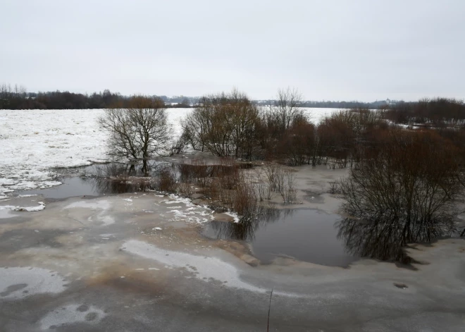 Лед возле Екабпилса взрывать не будут; за ситуацией наблюдают при помощи сателлитов и дронов