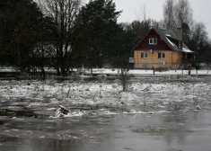 Applūdusi privātmājas teritorija Jēkabpils novadā.