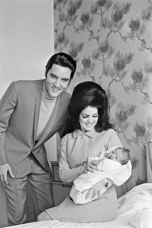 Elviss un Priscila Presliji ar jaundzimušo meitiņu Lizu Mariju 1968. gadā