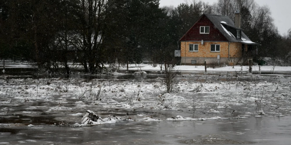 Applūdusi privātmājas teritorija Jēkabpils novadā.