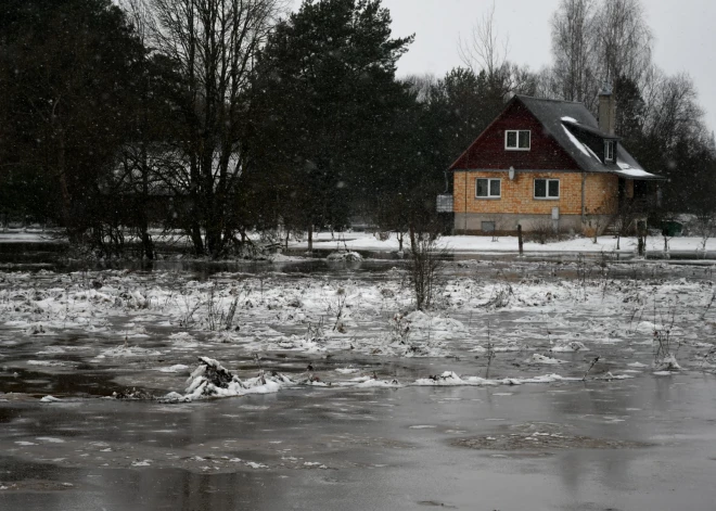 Plūdu dēļ Jēkabpilī turpina slēgt ielas satiksmei