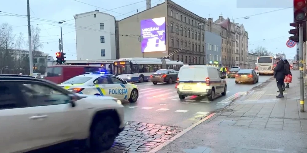 Ситуация, показанная на видео, снята в Риге, на пересечении улицы Бривибас с улицей Кр. Барона 