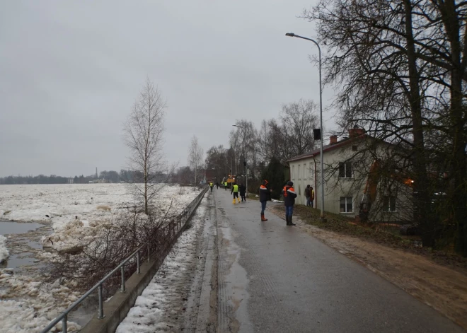 Jēkabpilī lēni sācis brukt pilsētu aizsargājošais dambis, taču to operatīvi labo un evakuē iedzīvotājus. Daugavā pie Jēkabpils šodien plkst.13.50 ūdens līmenis sasniedza 8,52 metrus virs nulles līmeņa, un tas turpina paaugstināties. Augstāks ūdenslīmenis šajā upes posmā novērots vien 1981.gada plūdos, kad tas sasniedza 8,97 metrus virs novērojumu stacijas nulles līmeņa, liecina Latvijas Vides ģeoloģijas un meteoroloģijas centra (LVĢMC) izplatītā informācija.