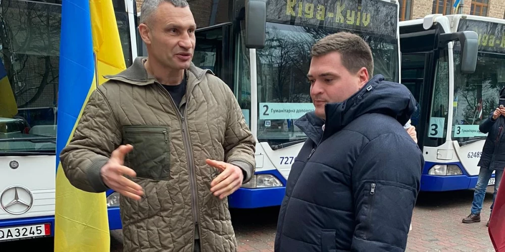Rīgas domes priekšsēdētāja vietnieks Edvards Ratnieks nodeva Rīgas dāvinātos autobusus un rīdzinieku atbalsta sūtījumu Kijivas mēram Vitālijam Kličko