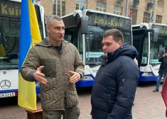 FOTO: Kijiva saņēmusi Rīgas autobusus ar dāsno ziedojumu kravu; bez dāvanas nepaliek arī mērs Kličko