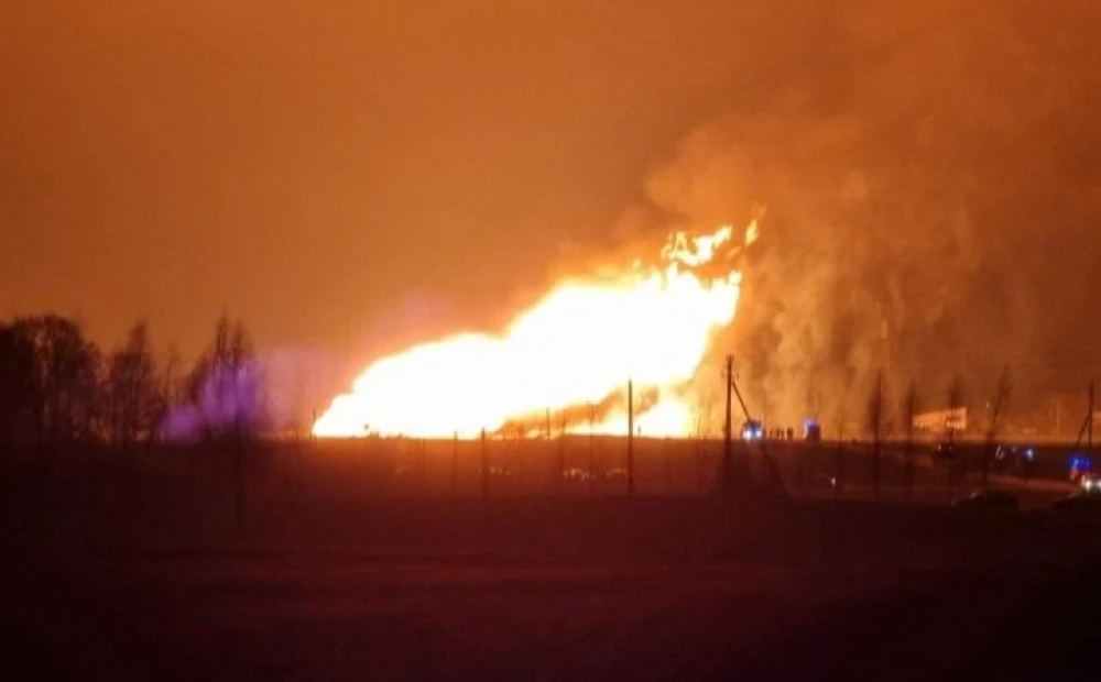 Un gasdotto, attraverso il quale veniva fornito gas anche alla Lettonia, è esploso in Lituania;  il palo del fuoco è salito a un’altezza di 50 metri