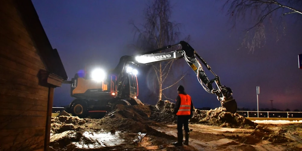 Notiek dambja stiprināšanas darbi