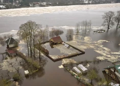 Наводнение в Екабпилсе: уровень воды продолжает подниматься, прорыв дамбы может уничтожить микрорайон города