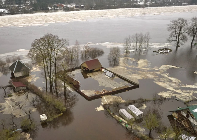 Наводнение в Екабпилсе: уровень воды продолжает подниматься, прорыв дамбы может уничтожить микрорайон города