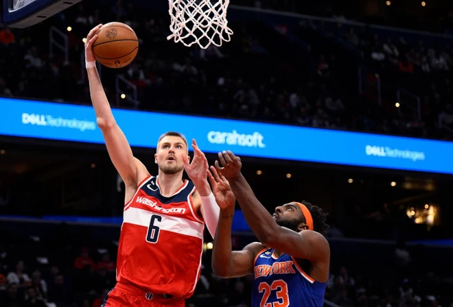 Kristaps Porziņģis apspēlē Ņujorkas "Knicks" centru Mičelu Robinsonu un gūst divus punktus.