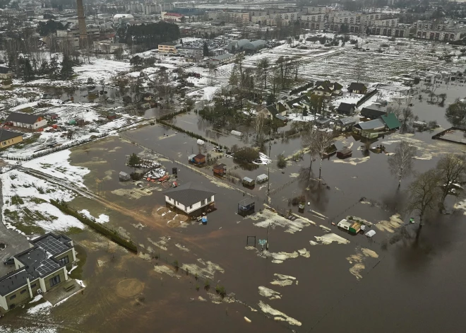 Мэр Екабпилса: уровень воды в Даугаве превысил высоту дамбы, воду сдерживает только бетонное ограждение