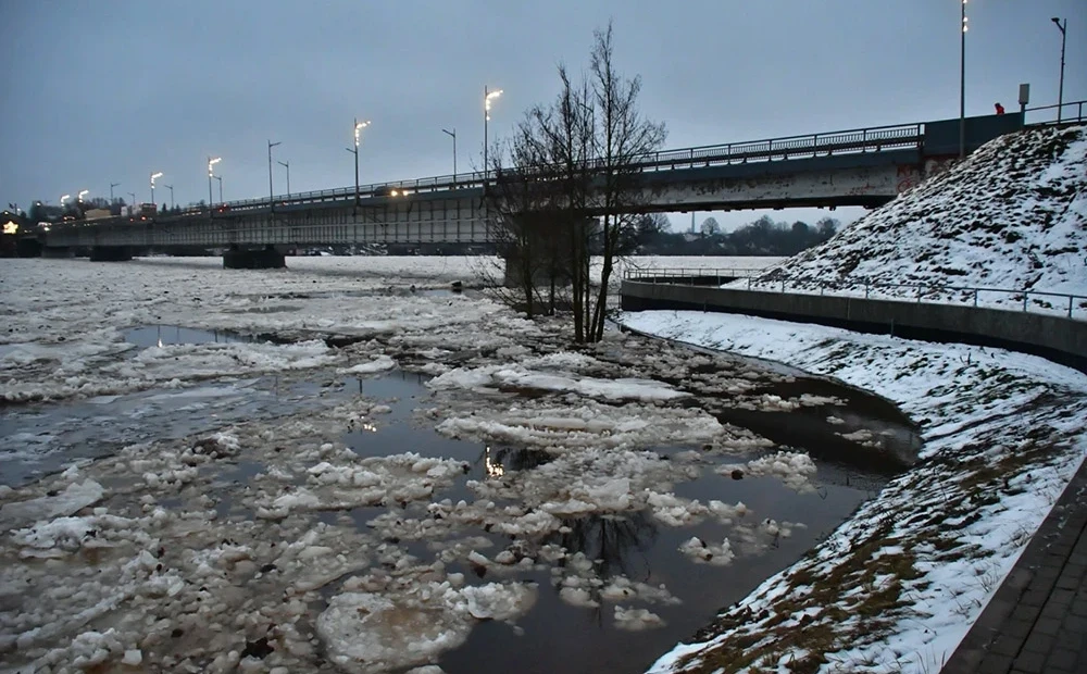 Nav zināms, cik ilgi Jēkabpils aizsargdambis izturēs Daugavas spiedienu ...
