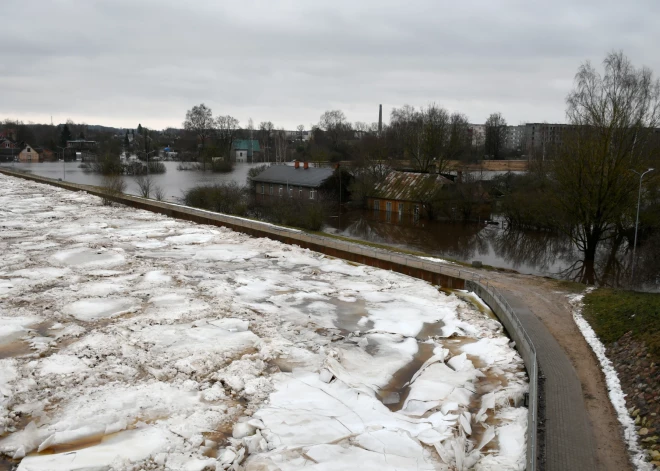 Ūdens līmenim pie Jēkabpils nedaudz samazinoties, no upes augšteces turpina nākt klāt jauni vižņi