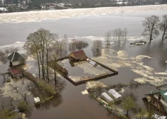 Уровень воды по-прежнему остается очень высоким