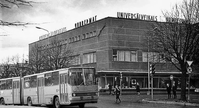 Viens no lepnākajiem padomju Latvijas universālveikaliem – “Kosmoss” Kārļa Marksa un Brīvkalna ielas stūrī.