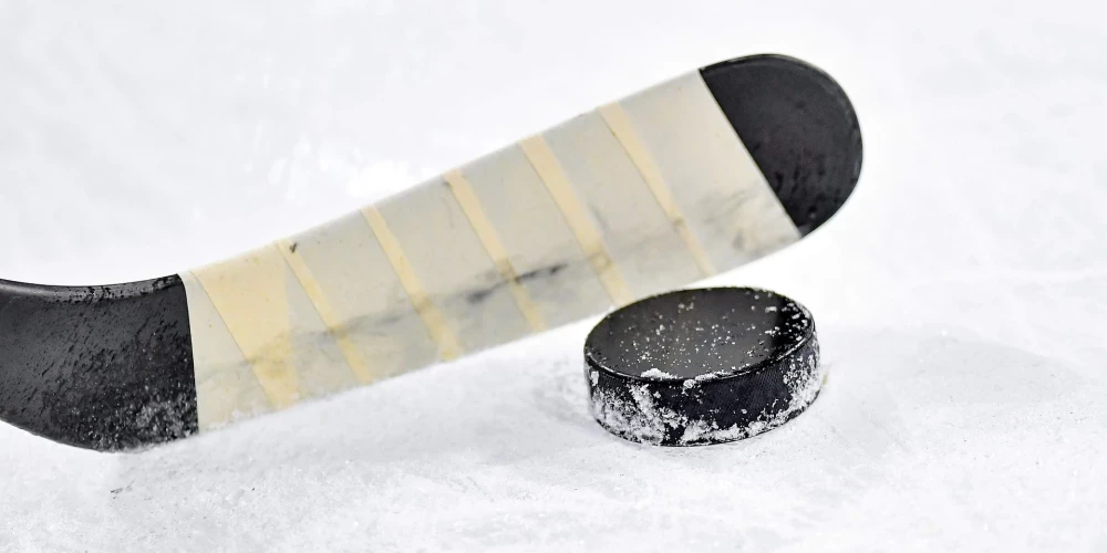 Latvijas hokejisti Universiādes otrajā spēlē papildlaikā uzvar Ukrainu