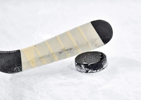Latvijas hokejisti Universiādes otrajā spēlē papildlaikā uzvar Ukrainu