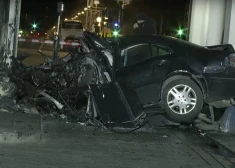 В Берлине автомобиль врезался в Брандербургские ворота, водитель погиб