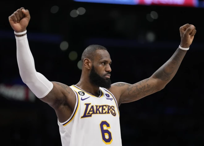 "Lakers" zaudē Lebronam Džeimsam zīmīgā spēlē