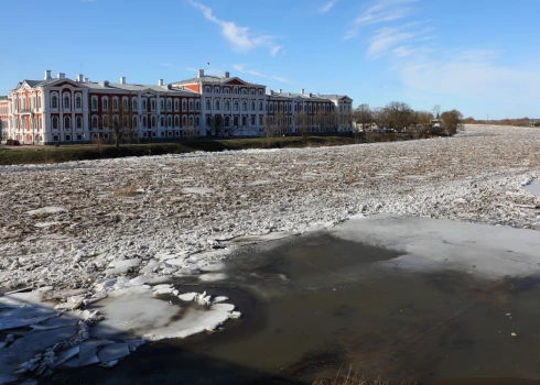 Ar ledu un vižņiem klātā Lielupe Jelgavā.